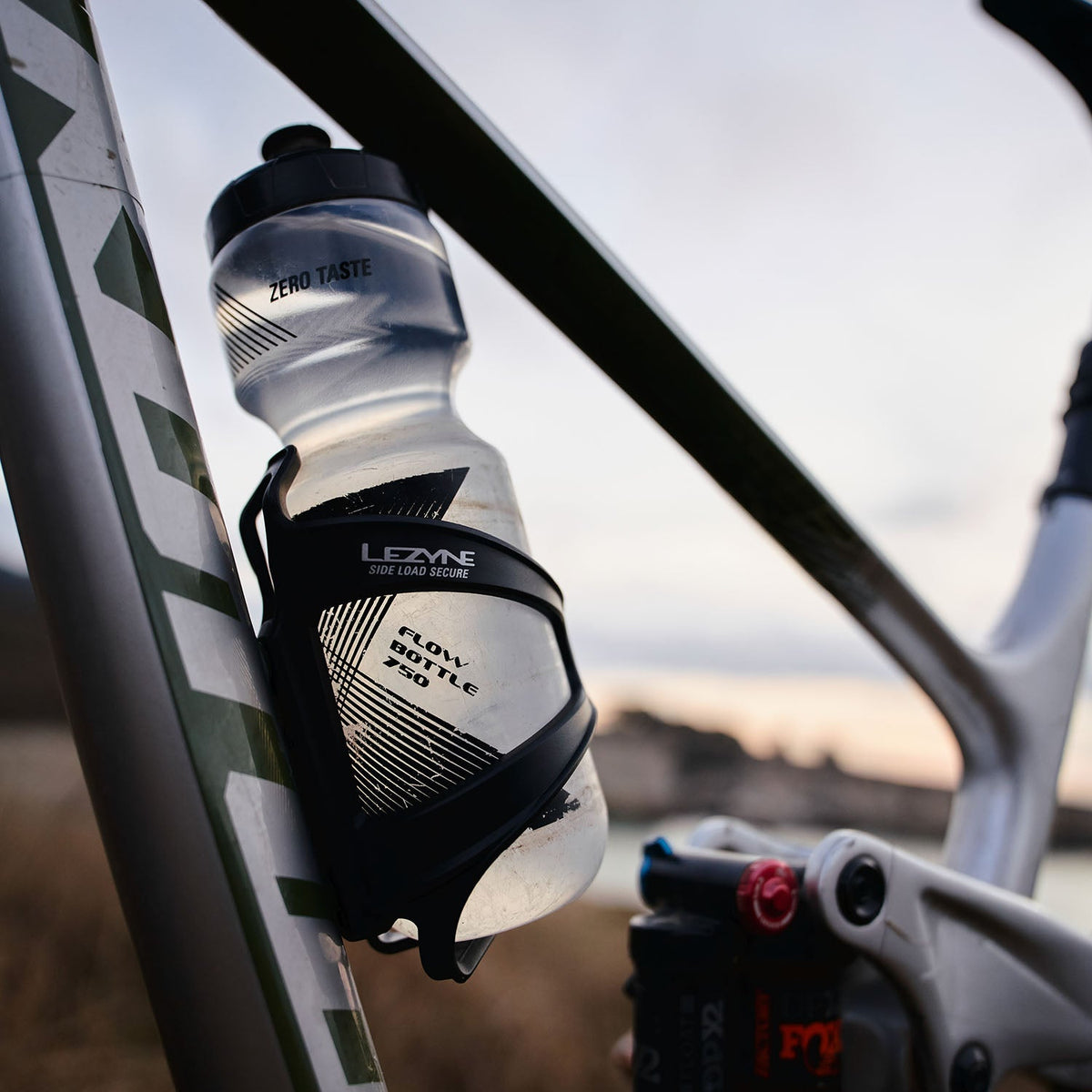 Flaskhållare LEZYNE FLOW CAGE SL-R högeröppning vit