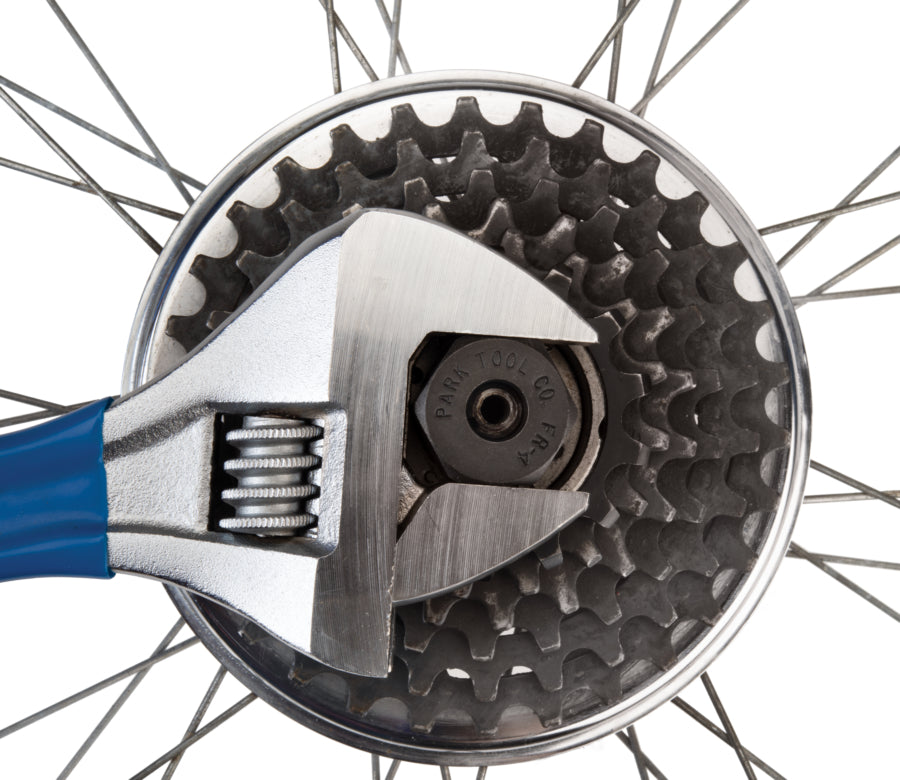 Park Tool FR-4 ovládaný nastavitelným klíčem při demontáži vícekolečka