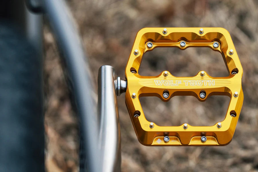 WOLF TOOTH WAVEFORM flade pedaler, store, guldfarvede