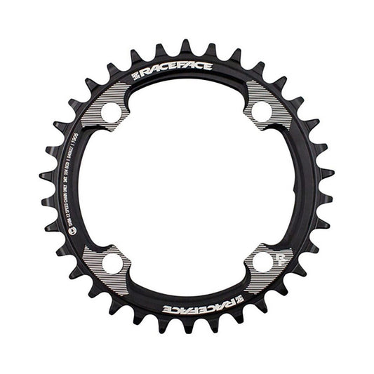 Czarna zębatka do napędu jednorzędowego RACE FACE, kompatybilna z 12-rzędowymi napędami Shimano, mocowana na 4 śruby, 104 mm — widok zębatki na białym tle
