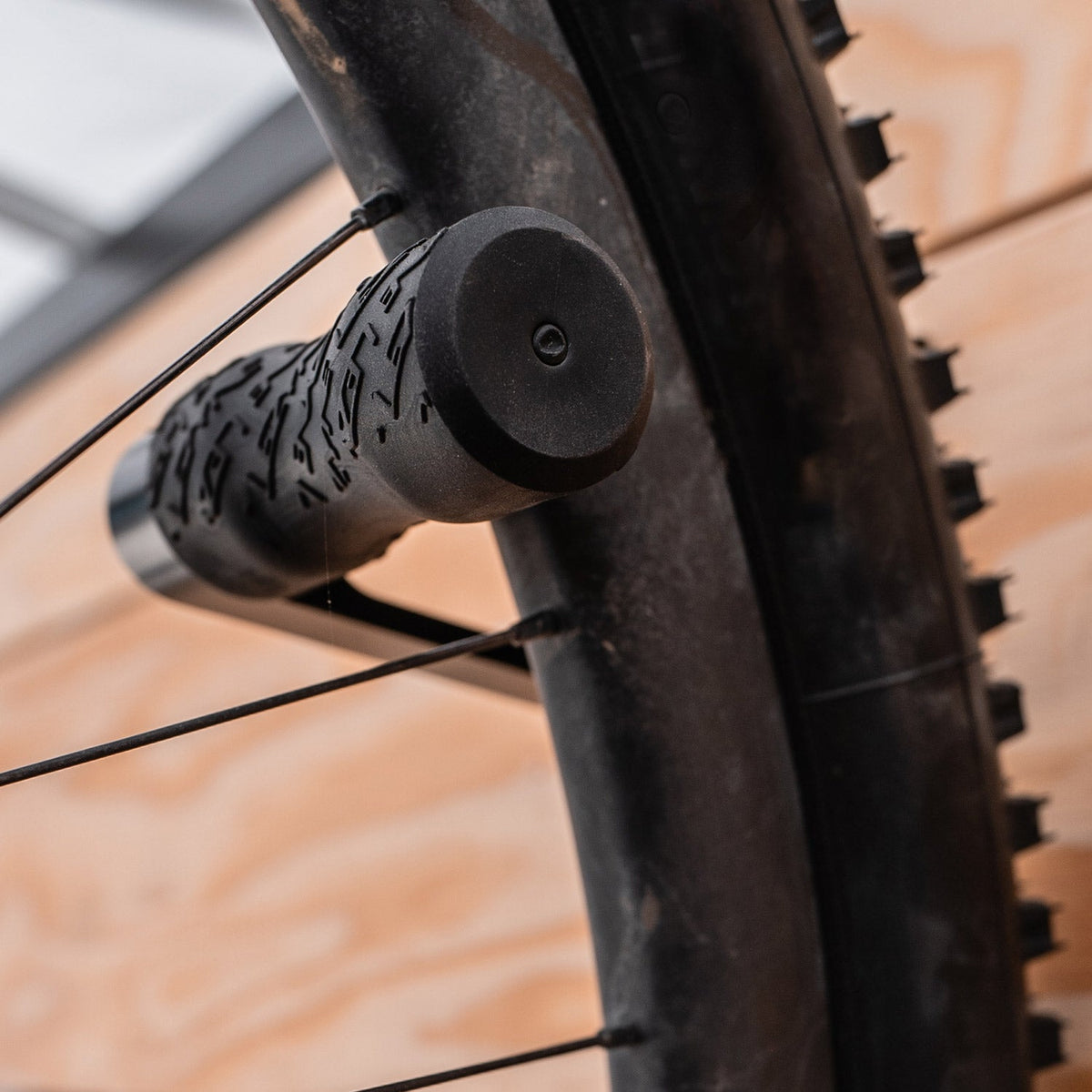 Nástenný hák na bicykel LEZYNE CNC hliníkový čierny