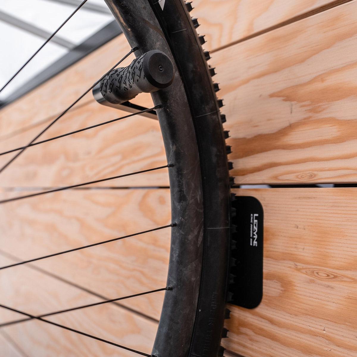 Nástenný hák na bicykel LEZYNE CNC hliníkový čierny
