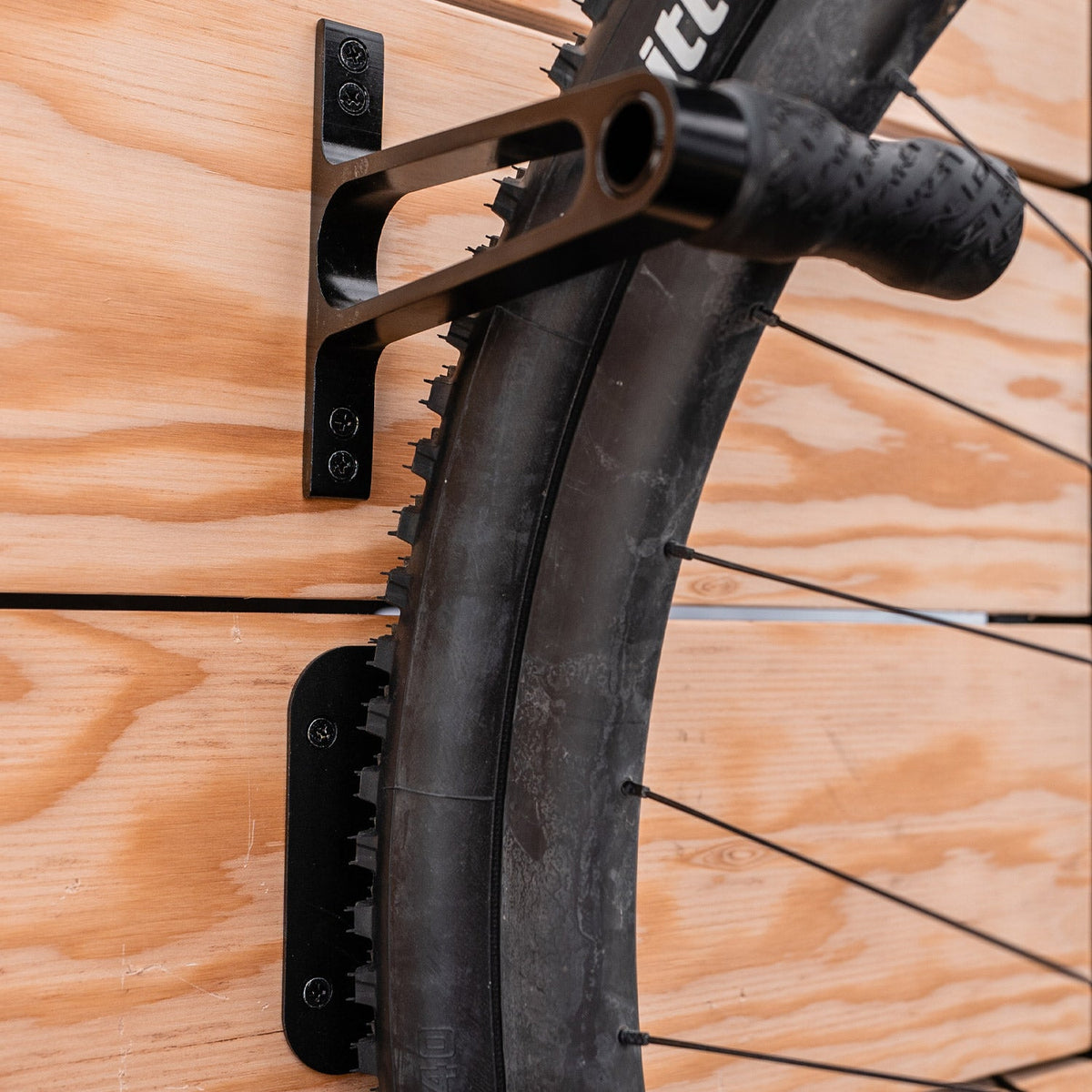 Nástenný hák na bicykel LEZYNE CNC hliníkový čierny