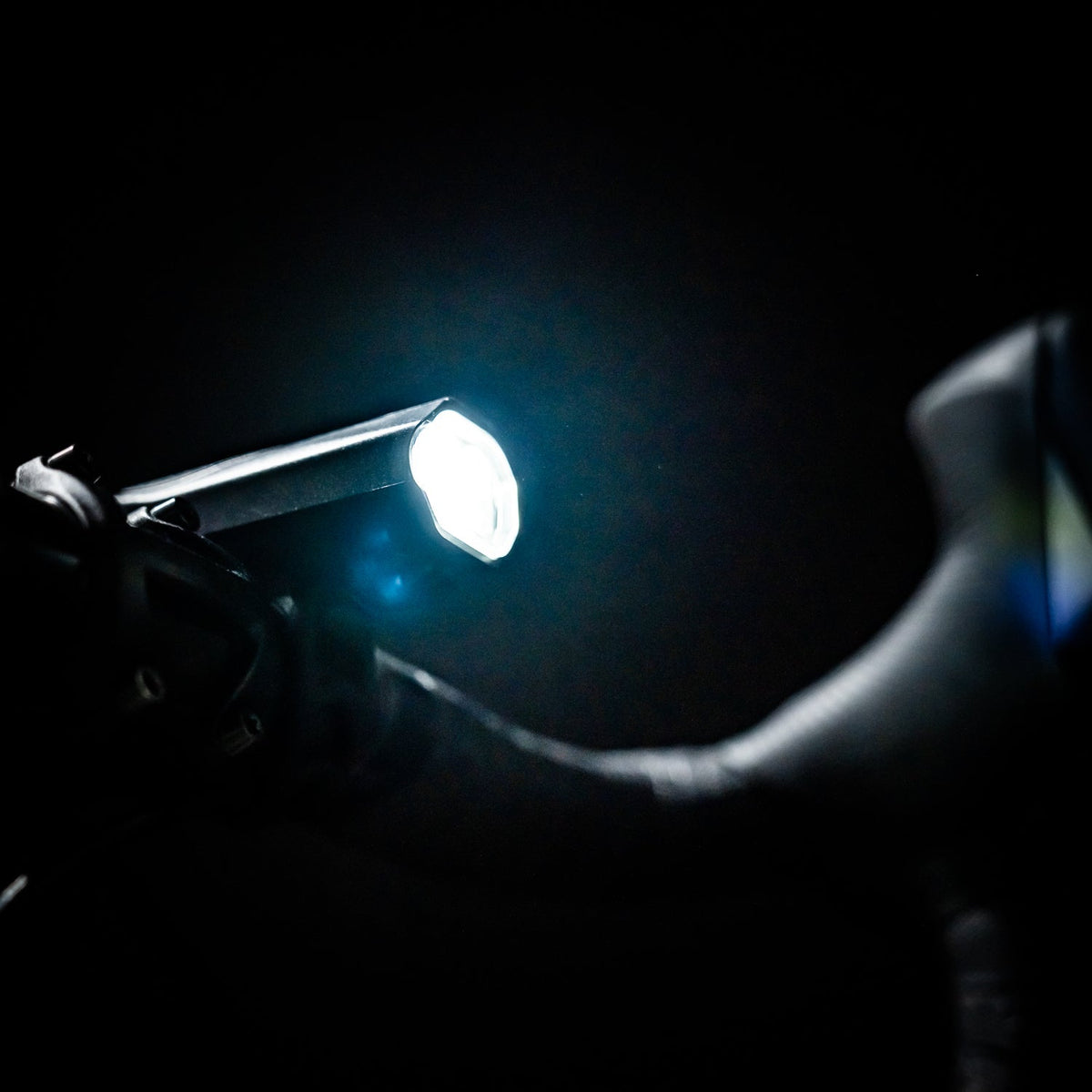 Luz dianteira LEZYNE KTV DRIVE PRO 300+ montada numa bicicleta de gravel