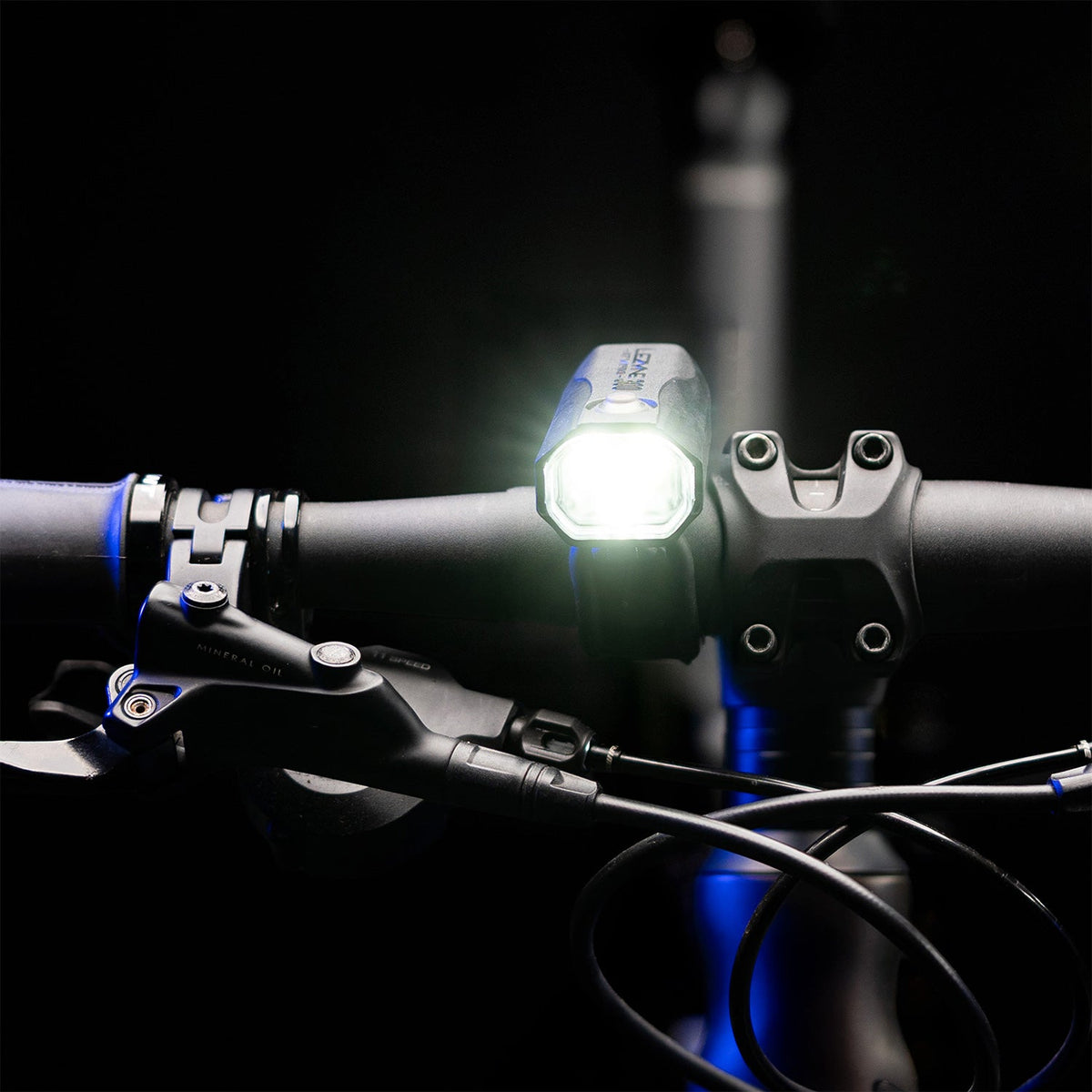 Luz dianteira LEZYNE KTV DRIVE PRO 300+ em estúdio