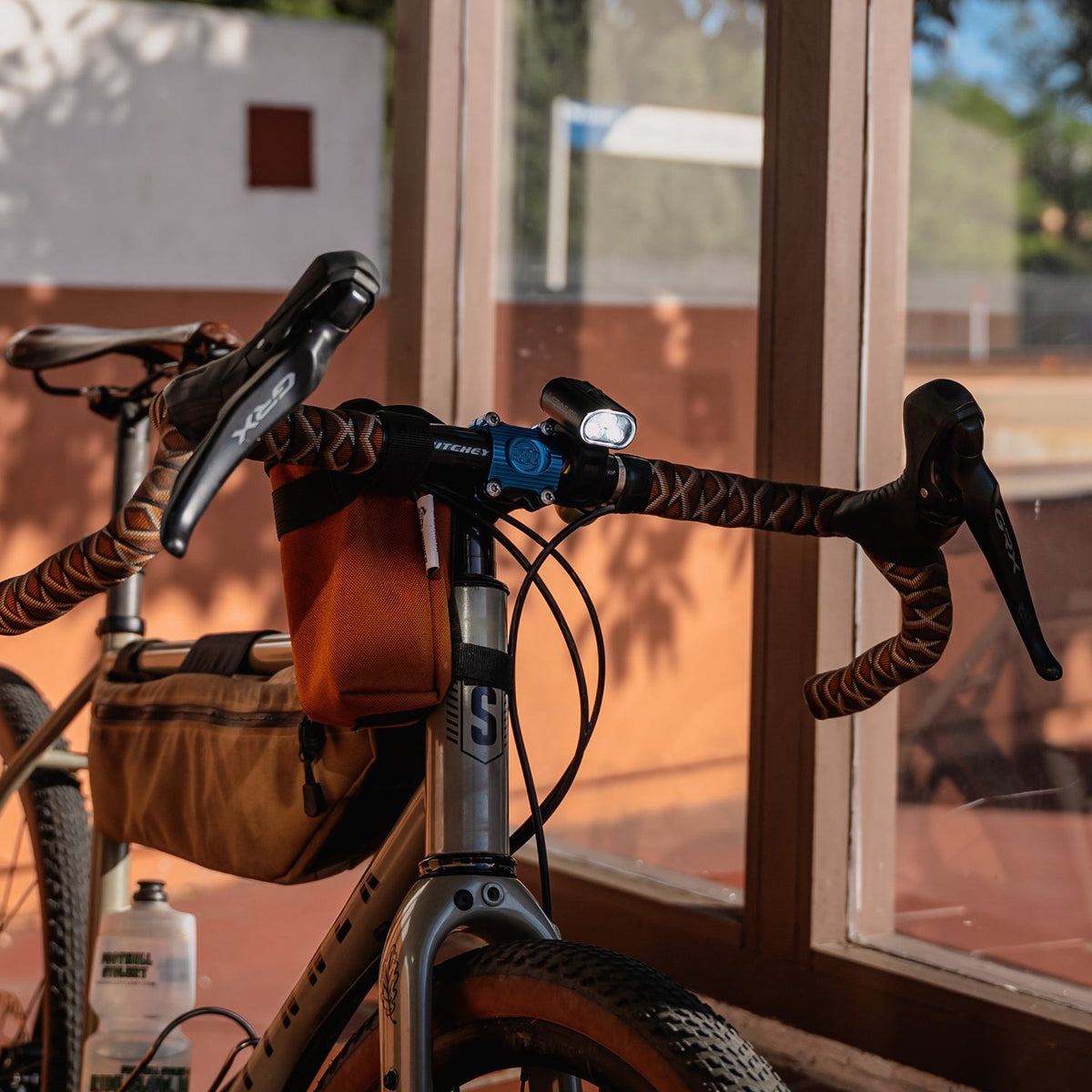 Lezyne Mini Drive 450+ forlygte på landevejscykel