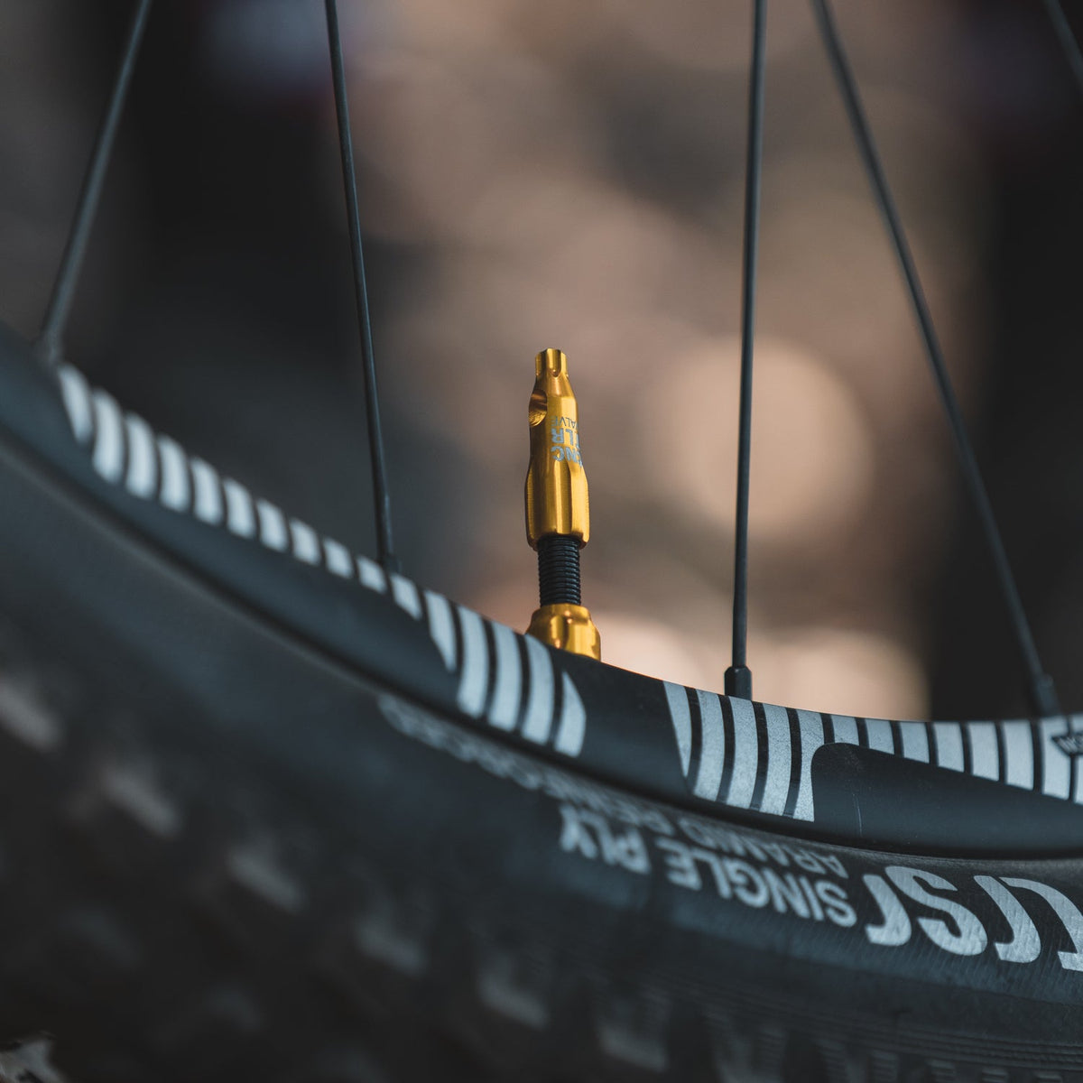 LEZYNE CNC ventilhylsa, röd
