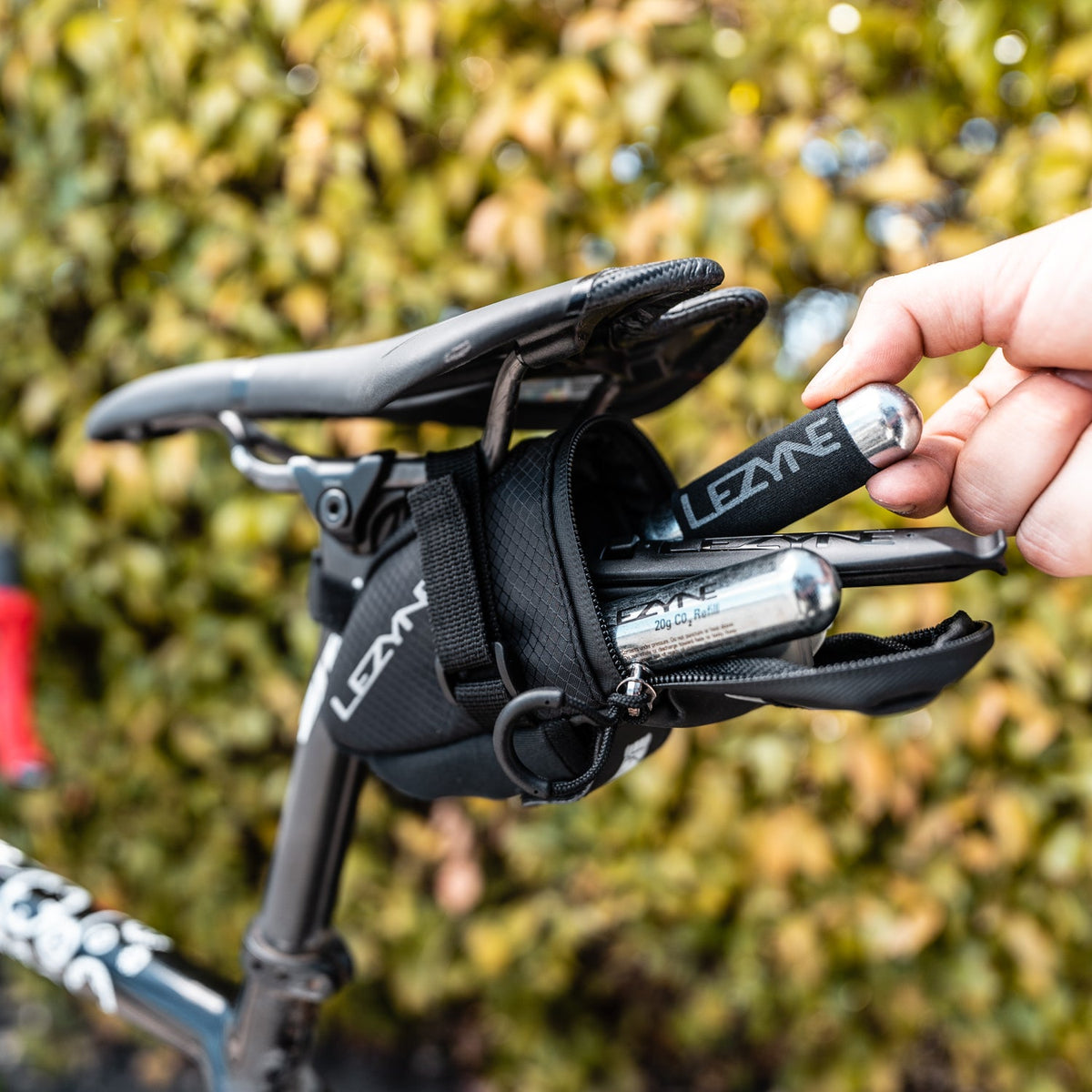 Sadelväska LEZYNE Caddy med tubeless-kit