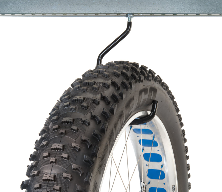 Namontovaný hák Park Tool 470XX s zavěšeným kolem fatbiku