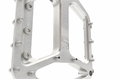 Natūralaus metalo HXR COMPONENTS platforminiai pedalai su plienine ašimi