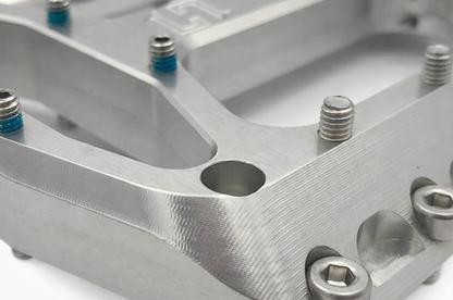 Natūralaus metalo HXR COMPONENTS platforminiai pedalai su plienine ašimi