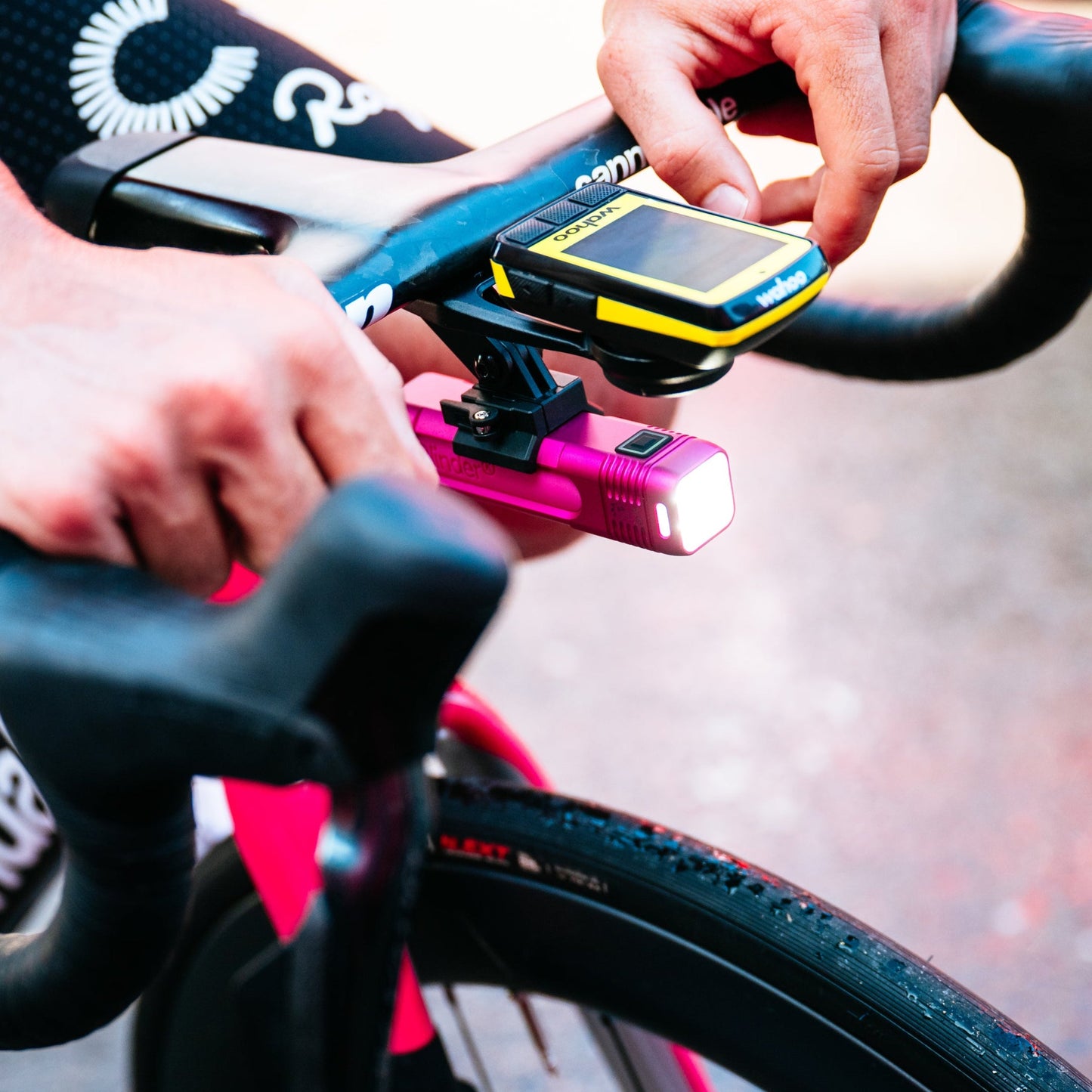 Éclairage Avant KNOG BLINDER PRO 900 Edition Limitée E.F. Pro Cycling Rose