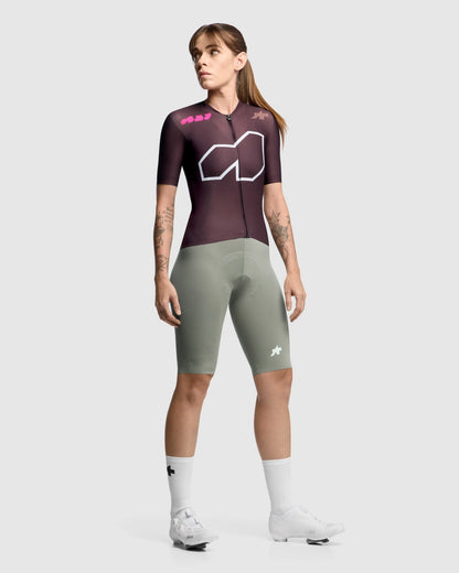 Maillot ASSOS DYORA R S11 We are the A Mangas Cortas Mujer Burdeos