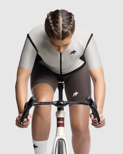 ASSOS UMA GT WIND S11 Naisten hihaton takki Almond Milk