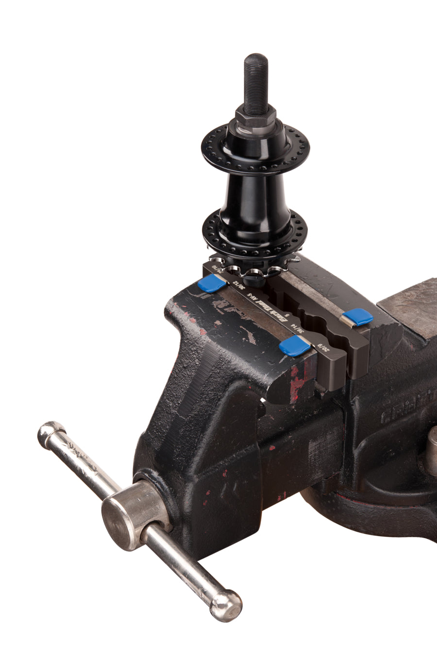 Park Tool AV-5 montato nella morsa mentre trattiene un asse da 14 mm