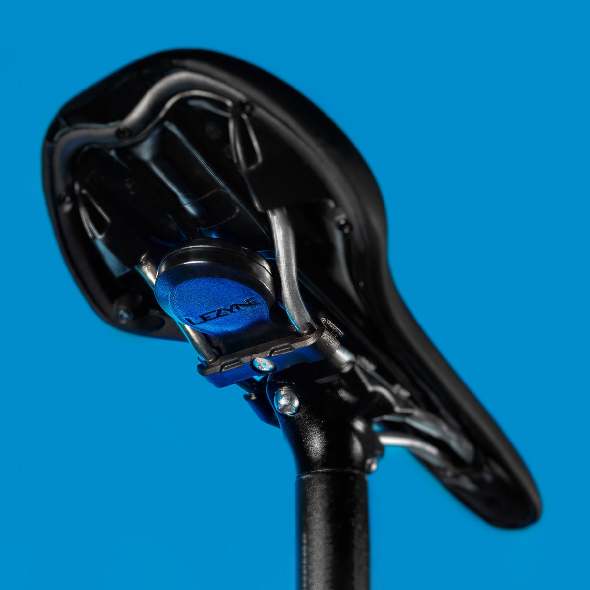 Protuprovalni nosač LEZYNE MATRIX SADDLE TAGGER crni (za AirTag)