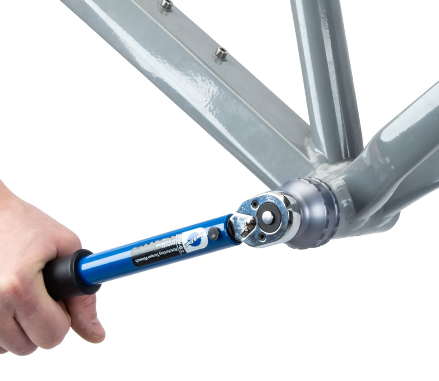 Park Tool BBT-59.3 che serra una calotta con una chiave dinamometrica TW-6.2