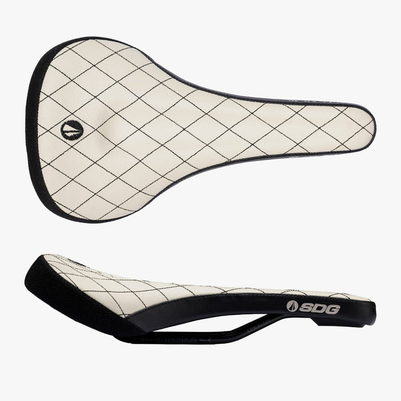 Hvid SDG Bel-Air V3 Max Stitched Leather-sadel, samlet visning