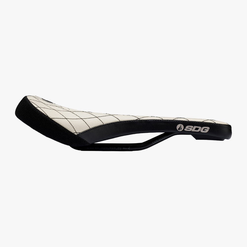 Hvid SDG Bel-Air V3 Max Stitched Leather-sadel set fra siden