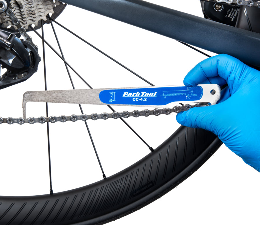 Park Tool CC-4.2 při měření opotřebení řetězu na silničním kole
