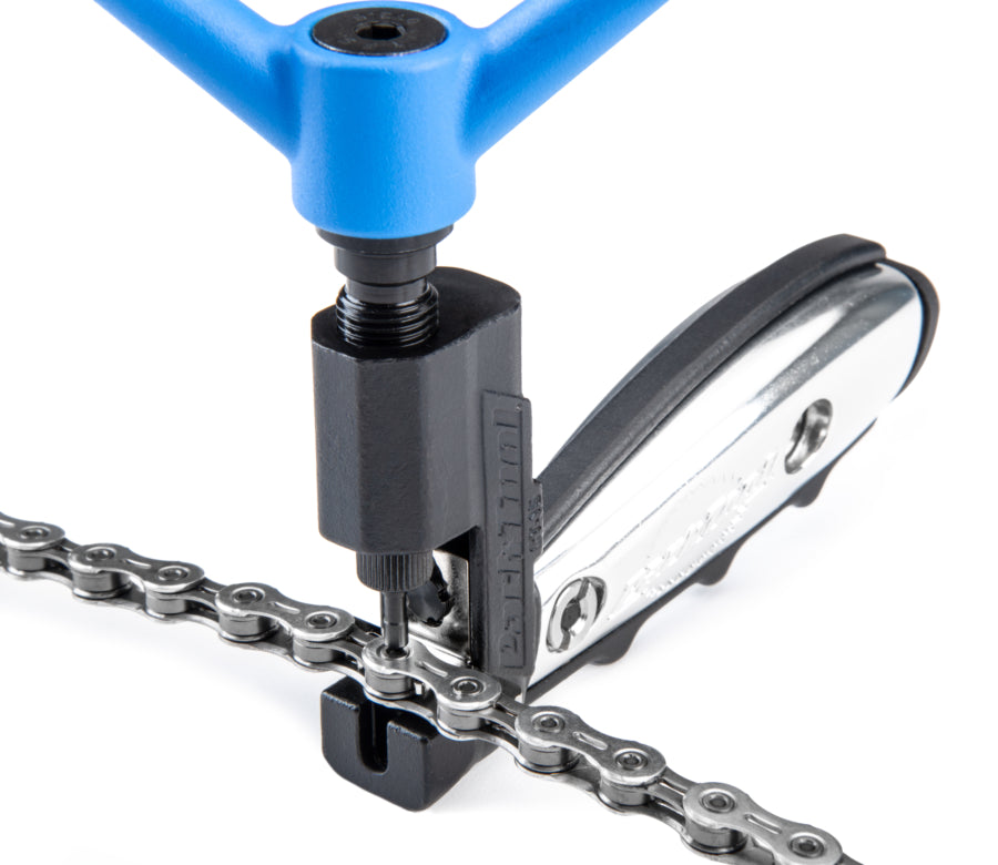 Park Tool CT-15 med kæden på plads, klar til nitning
