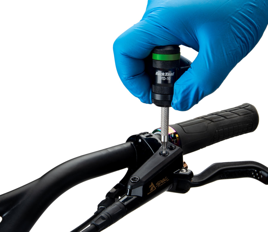 Park Tool DTD-10 při použití na brzdové páce pro rovná řídítka