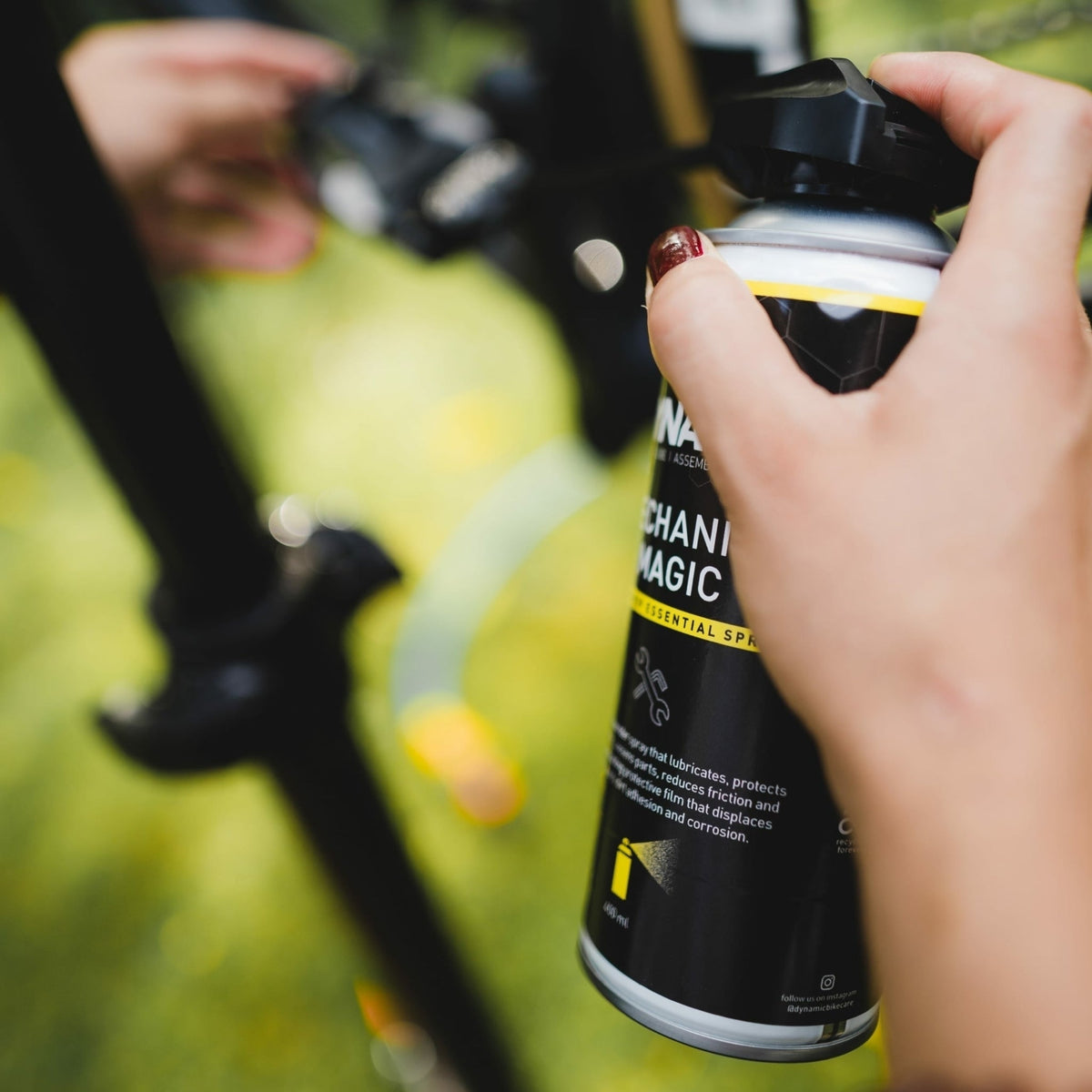 Applicazione dello spray DYNAMIC MECHANICS MAGIC