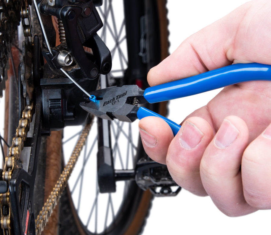 Park Tool EP-1 krymper et endestykke ved en gearskifter på en mountainbike