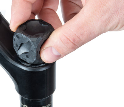 Park Tool FCT-1 med odstranjevanjem pokrovčka vilic