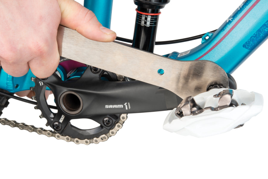 Park Tool HCW-16.3 montuoja platforminį pedalą su 15 mm veržliarakčio plokštumomis