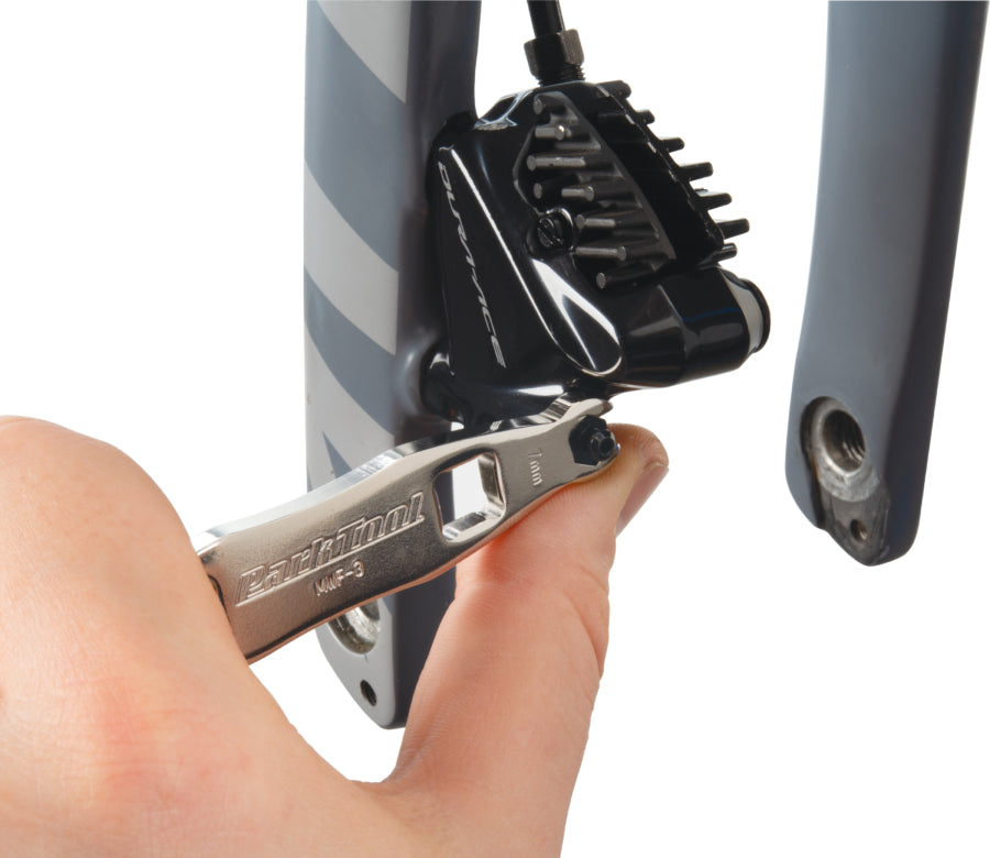 Park Tool MWF-3 beim Anziehen einer Entlüftungsschraube am Scheibenbremssattel