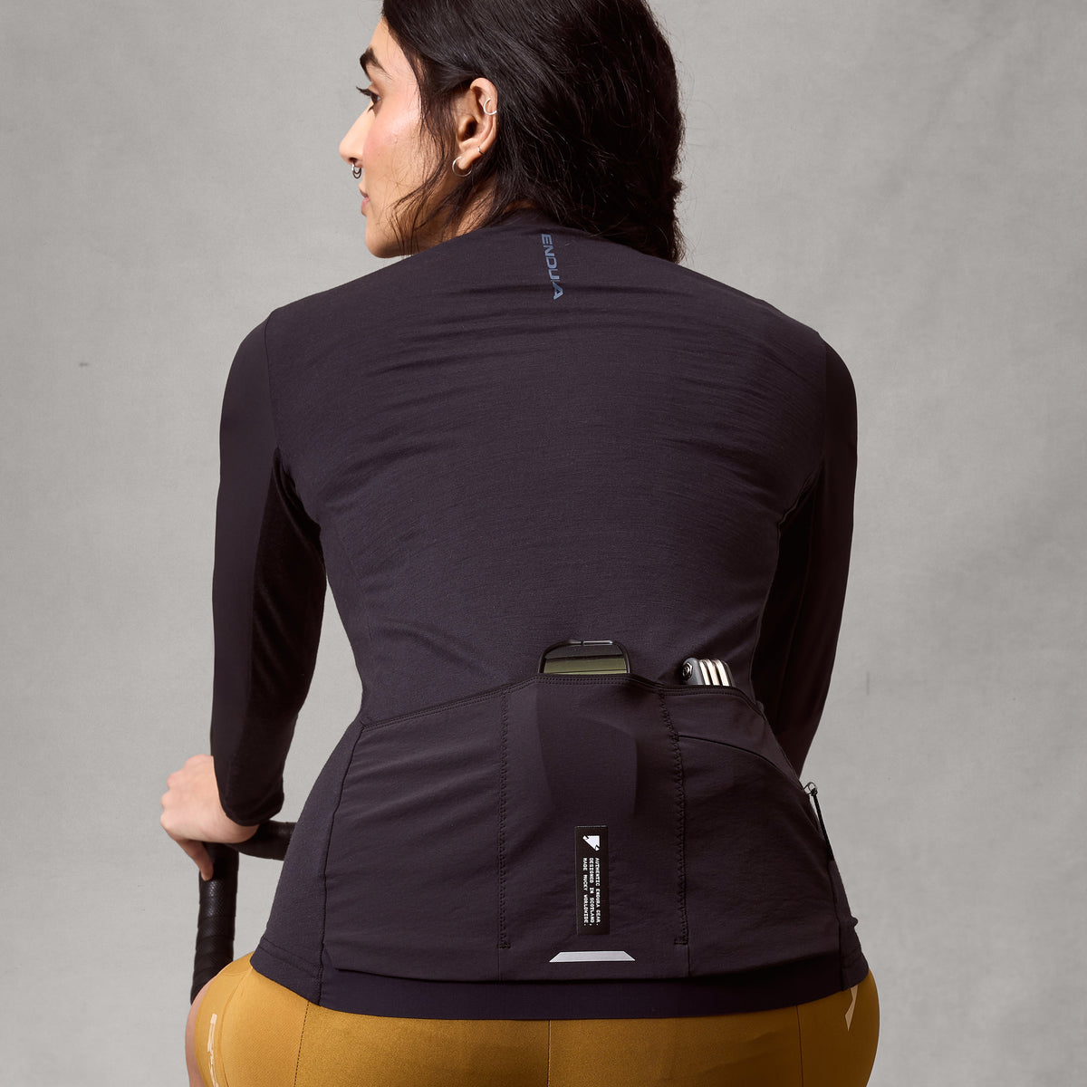 Ženski kolesarski dres ENDURA ALLTRACK RIDE z dolgimi rokavi, črn