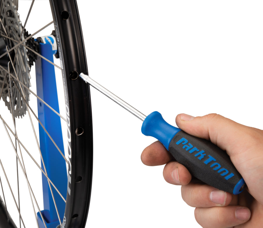 Park Tool SW-17 indført i en fælg for at nå en indvendig egernippel