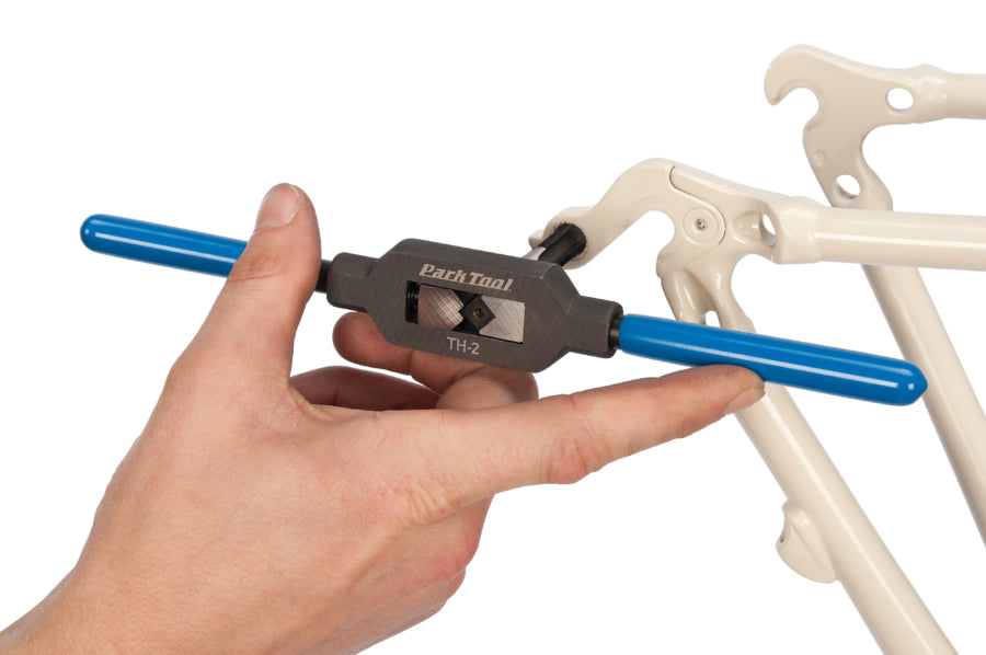 Park Tool TH-2 při práci se závitníkem TAP-10 v patce přehazovačky