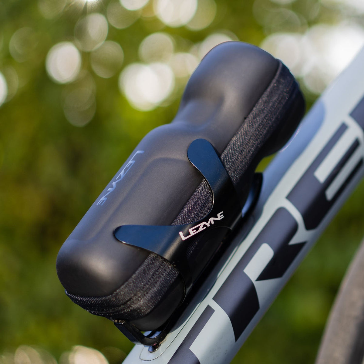 LEZYNE CNC ALLOY CAGE must pudelihoidja