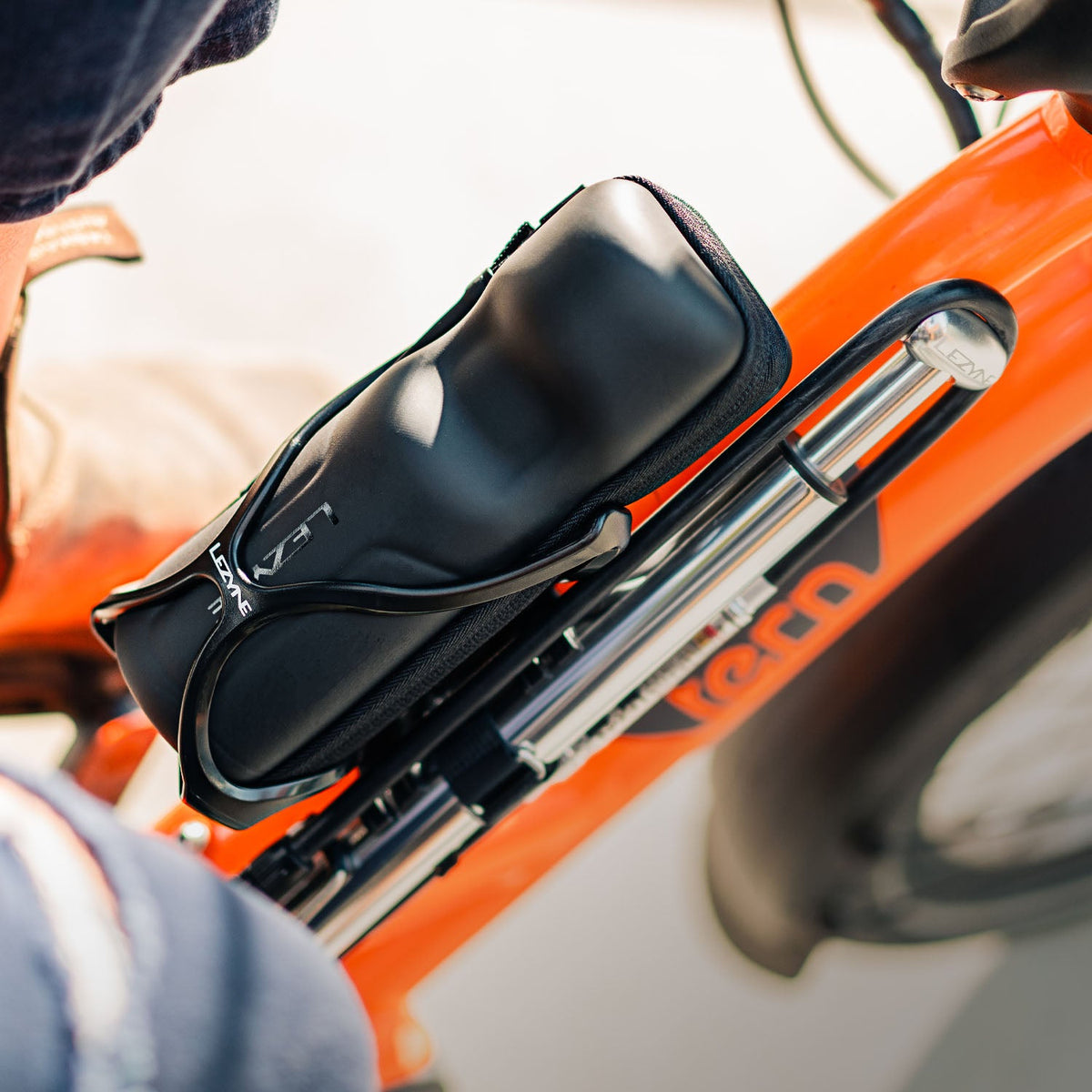 Fľaša na náradie LEZYNE FLOW CADDY PRO čierna
