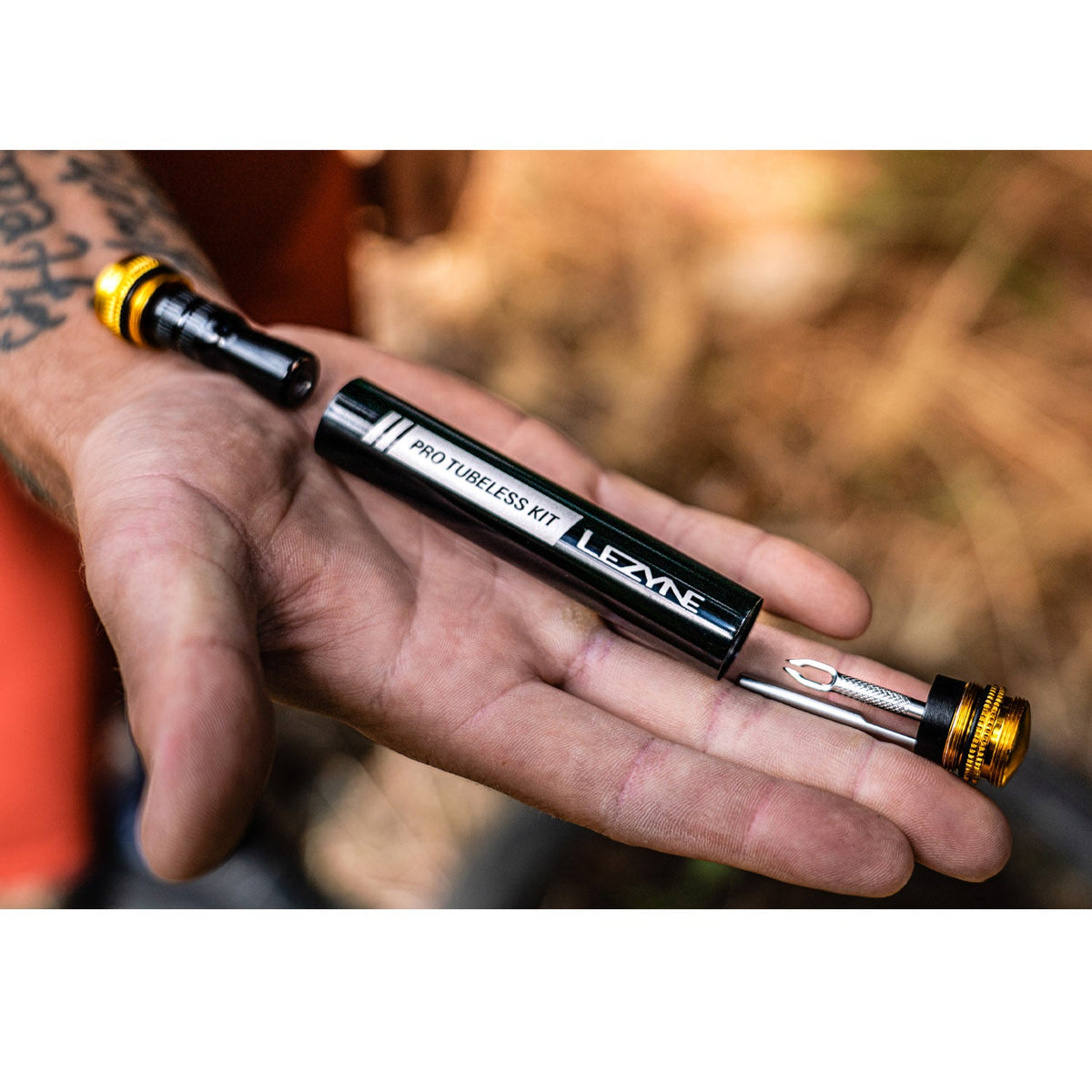 Čierna súprava LEZYNE PRO Loaded na opravu bezdušových plášťov + 20 g bombička CO2