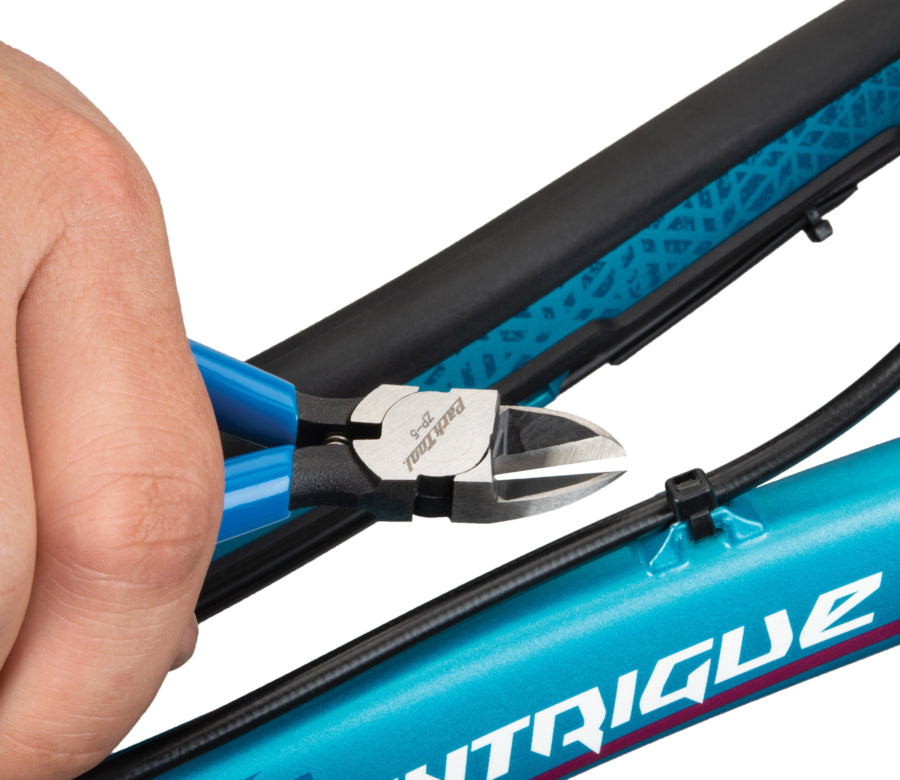 Park Tool ZP-5 beim Abschneiden des Endes eines Kabelbinders