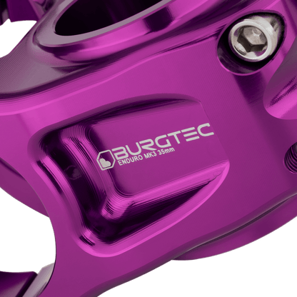 Attacco manubrio BURGTEC ENDURO MK3 viola — dettaglio del corpo lavorato