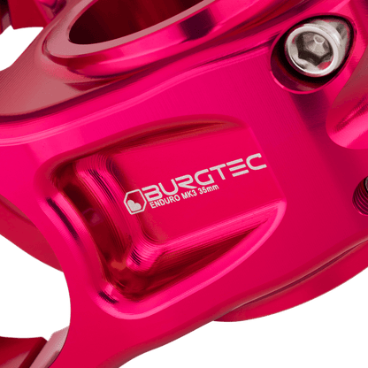 Attacco manubrio BURGTEC ENDURO MK3 rosa — dettaglio del corpo lavorato