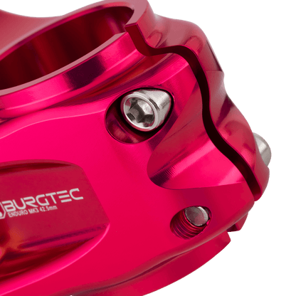 Attacco manubrio BURGTEC ENDURO MK3 rosa — dettaglio del morsetto del cannotto