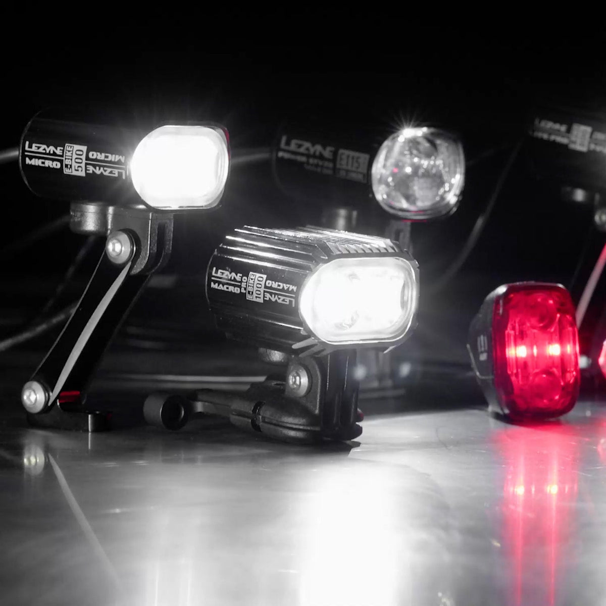Eingeschaltete Leuchten der LEZYNE E-Bike-Reihe