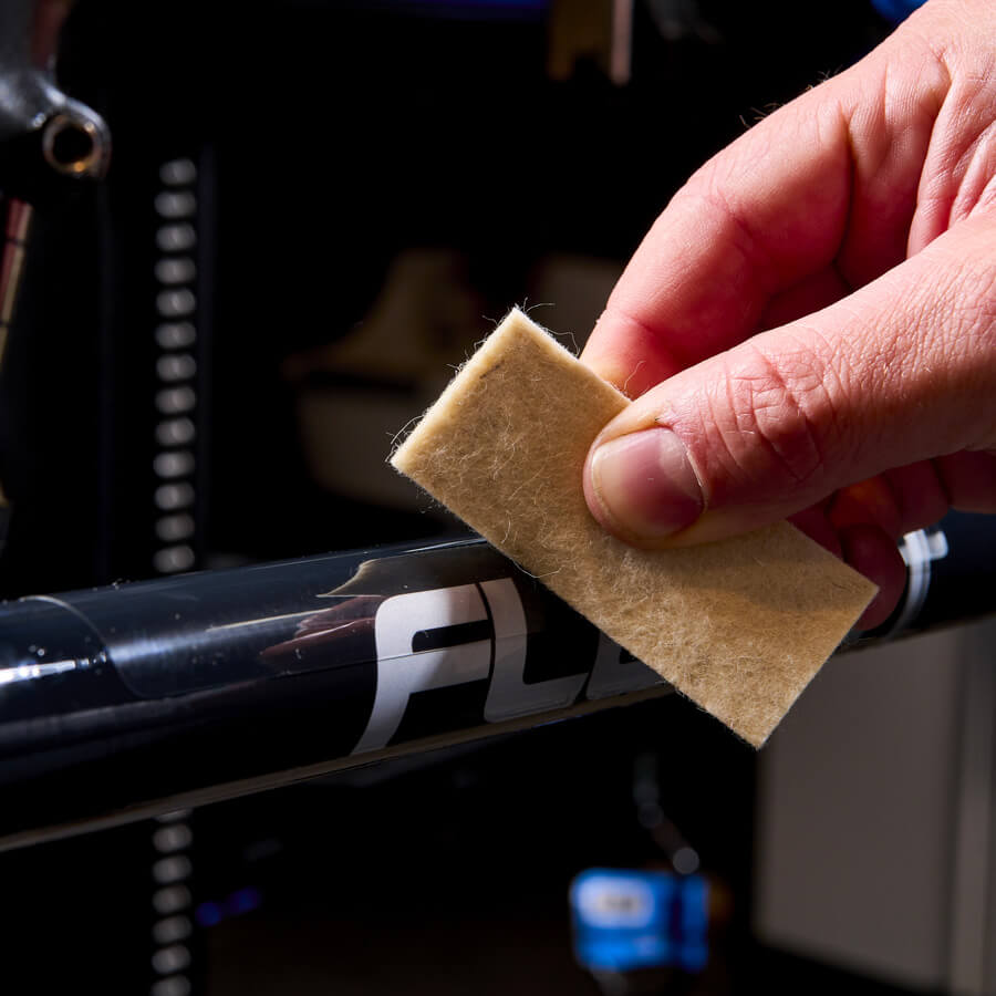 Applying CLEARPROTECT film: removing excess product with the felt applicator