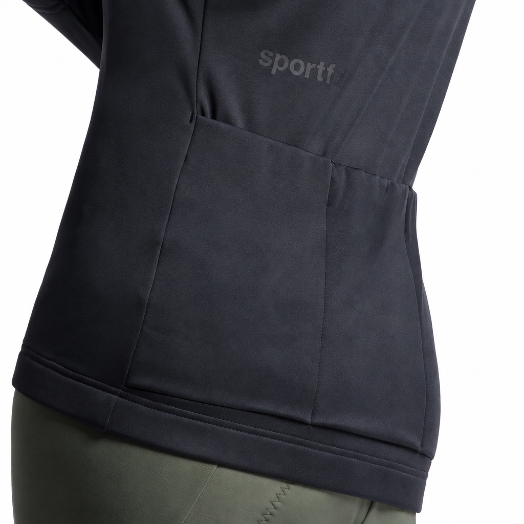 Giacca SPORTFUL CLASSIC 2 da donna nera, tasche posteriori su sfondo bianco