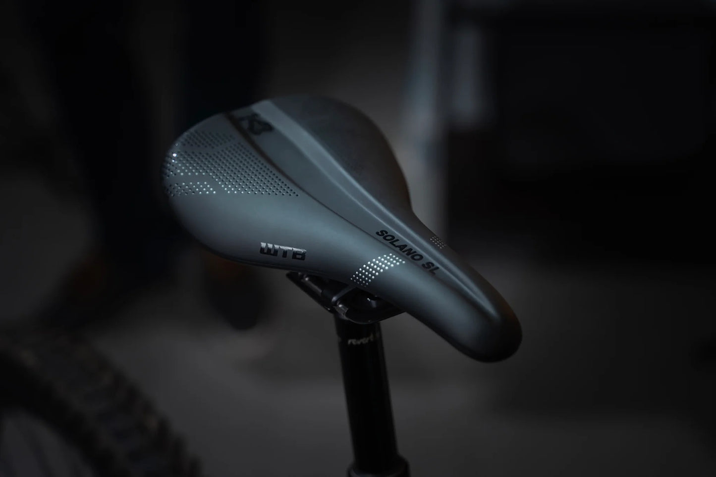 WTB SOLANO SL FUSION Wide 157mm Titanium istuinkiskot musta