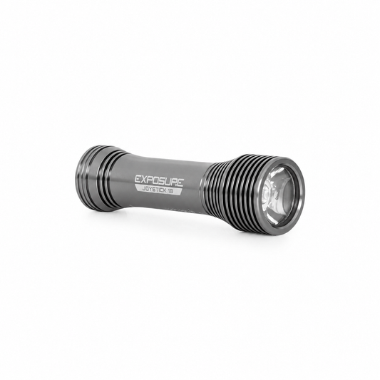 Przednia lampka EXPOSURE LIGHTS JOYSTICK 18 z uchwytem na kask lub kierownicę — widok produktu na białym tle