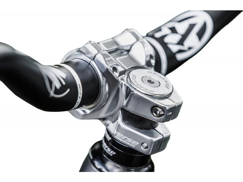 Srebrny tytanowy wspornik kierownicy REVERSE COMPONENTS BLACK ONE D-2 — widok pod kątem, zamontowany na rowerze