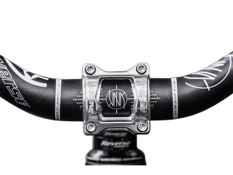 Srebrny tytanowy wspornik kierownicy REVERSE COMPONENTS BLACK ONE D-2 — widok z przodu, zamontowany na rowerze