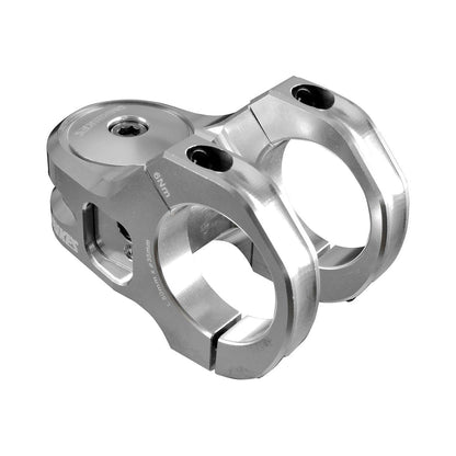 Wspornik kierownicy DMR DEFY50 z podwyższeniem 5 mm, srebrny — widok główny na białym tle