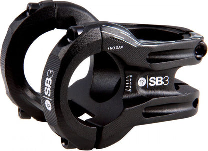 Attacco manubrio SB3 KROMA nero/blu — vista laterale a tre quarti con dettagli blu